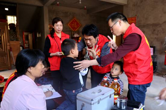 图1为4月29日，涂寨镇乡医志愿服务队到曲江村为孤儿免费体检