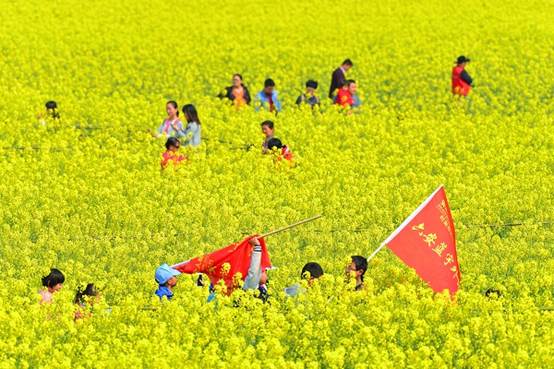 说明: 笑语惊动花气乱，春风浸染衣履香。（萧一赫 摄 18055130668）“走谷雨”是很多地方的传统习俗，谷雨当天，人们结伴郊游，欣赏春光，沉醉在大自然的怀抱中。