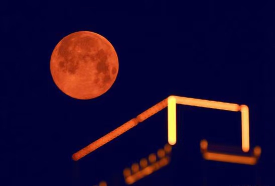 2020年4月8日凌晨,在河南省周口市上空拍摄的"超级月亮".