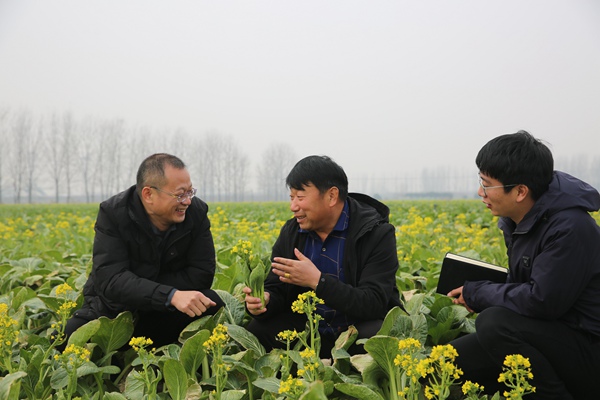 脚下沾有泥土 心中装着民情(图1)