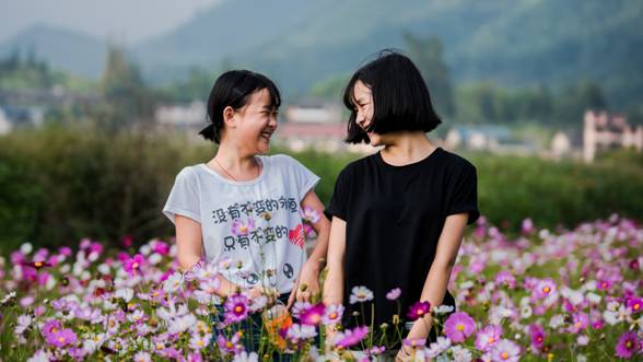 享受教育扶贫的花季学生露出甜美笑容