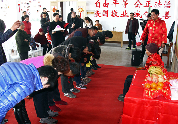 百岁老人马翠男在接受晚辈的鞠躬