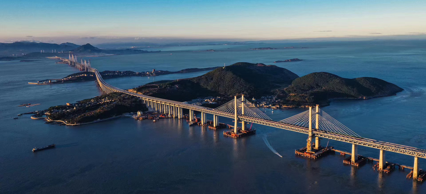 顶部大图--平潭海峡公铁两用跨海大桥全景,赵珽倬(中铁大桥局六公司)拍摄中铁大桥局供图.jpg