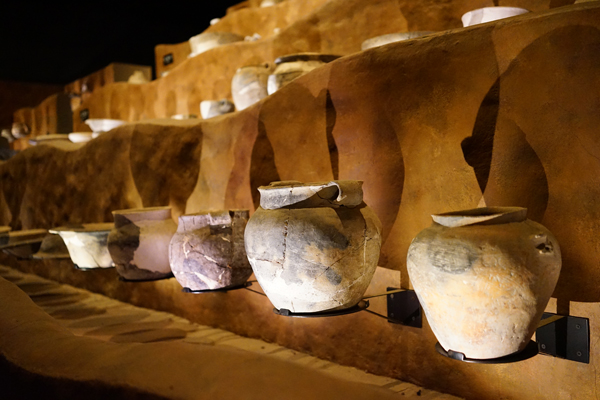 河姆渡遗址出土的陶罐