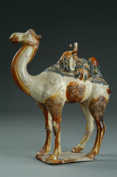 洛阳出土的三彩载人骆驼