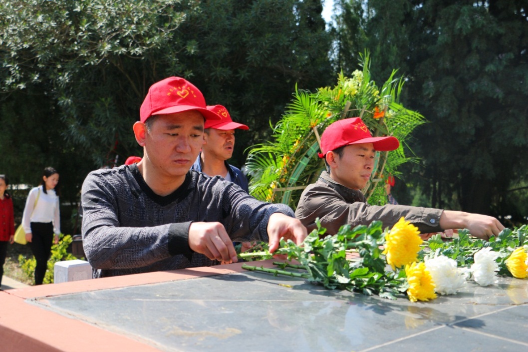 敬献鲜花(网友"王勇"提供)