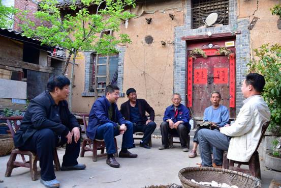 纪检干部在黄庄乡一农户家中排查线索