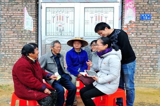 3.12月13日，福建省永泰县盘谷乡纪检监察干部在精准脱贫户陈金莲（左一）家门口，利用福州市惠民资金网核查惠民资金的到户情况。