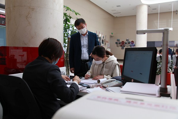 图为威海市纪委监委第八审查调查室干部正在调查取证.